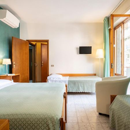 Hotel Parco Dei Pini - 100Mt Dal Mare ฟอลลอนนีกา ภายนอก รูปภาพ