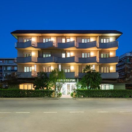 Hotel Parco Dei Pini - 100Mt Dal Mare ฟอลลอนนีกา ภายนอก รูปภาพ