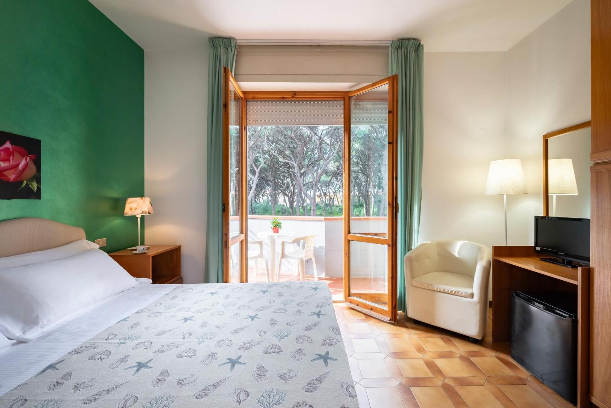 Hotel Parco Dei Pini - 100Mt Dal Mare ฟอลลอนนีกา ภายนอก รูปภาพ