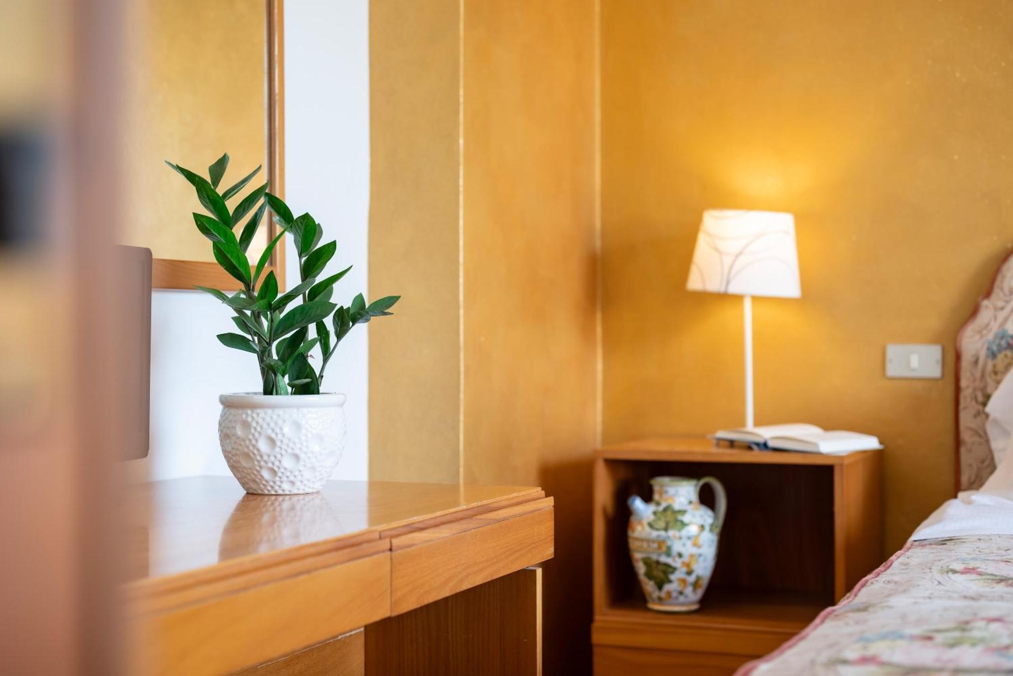 Hotel Parco Dei Pini - 100Mt Dal Mare ฟอลลอนนีกา ภายนอก รูปภาพ