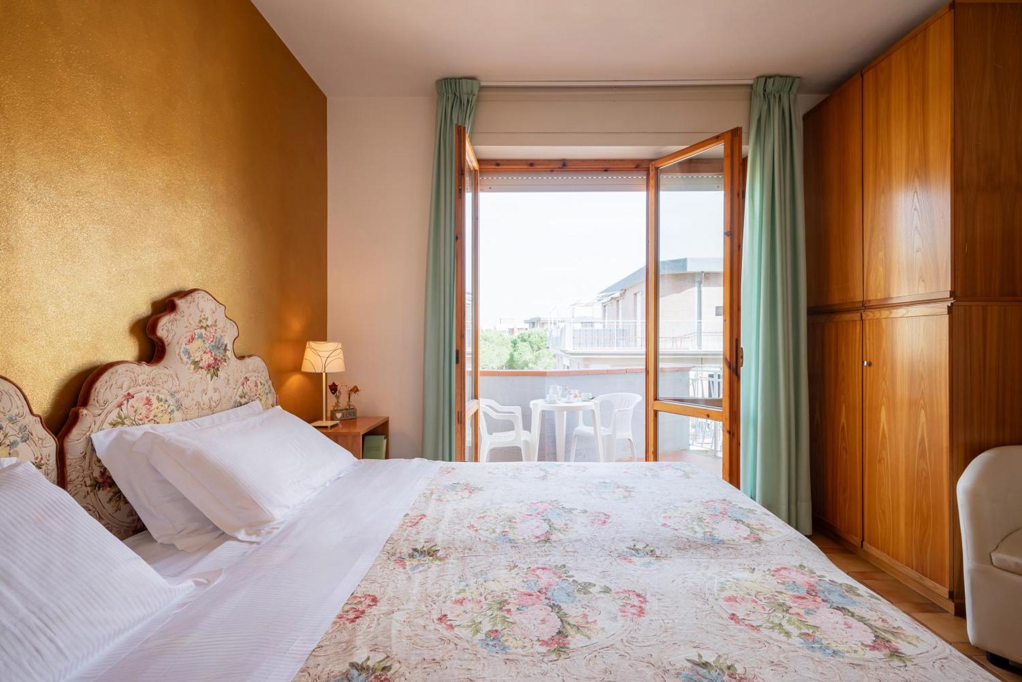 Hotel Parco Dei Pini - 100Mt Dal Mare ฟอลลอนนีกา ภายนอก รูปภาพ