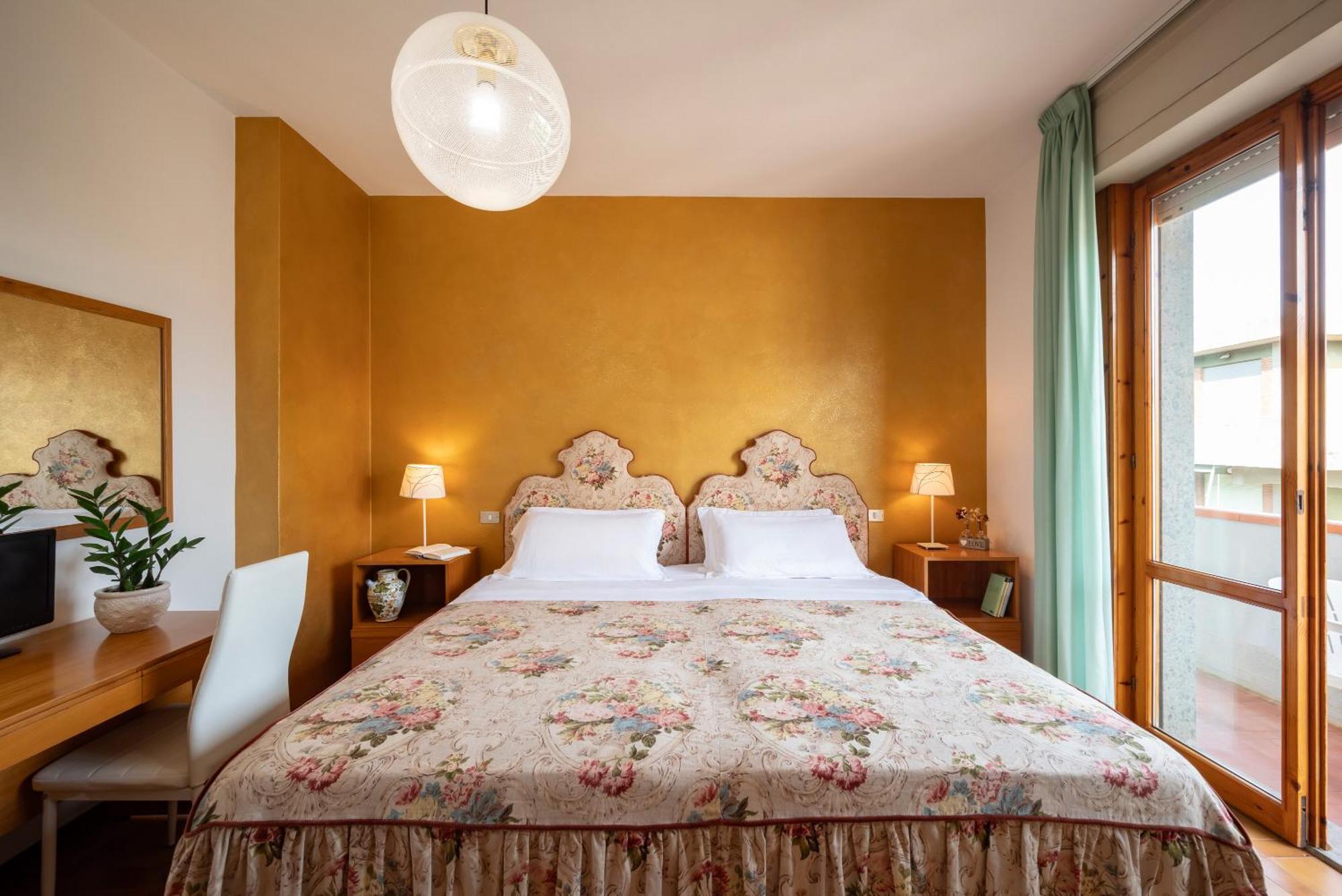 Hotel Parco Dei Pini - 100Mt Dal Mare ฟอลลอนนีกา ภายนอก รูปภาพ