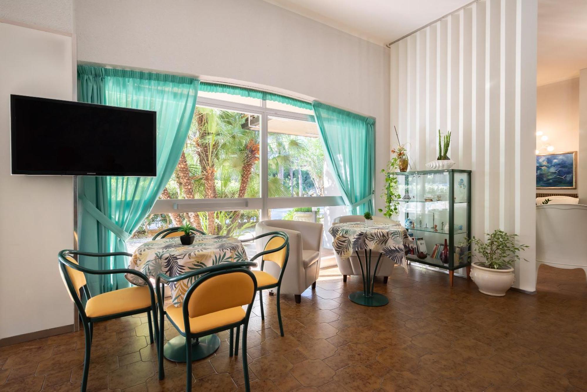 Hotel Parco Dei Pini - 100Mt Dal Mare ฟอลลอนนีกา ภายนอก รูปภาพ