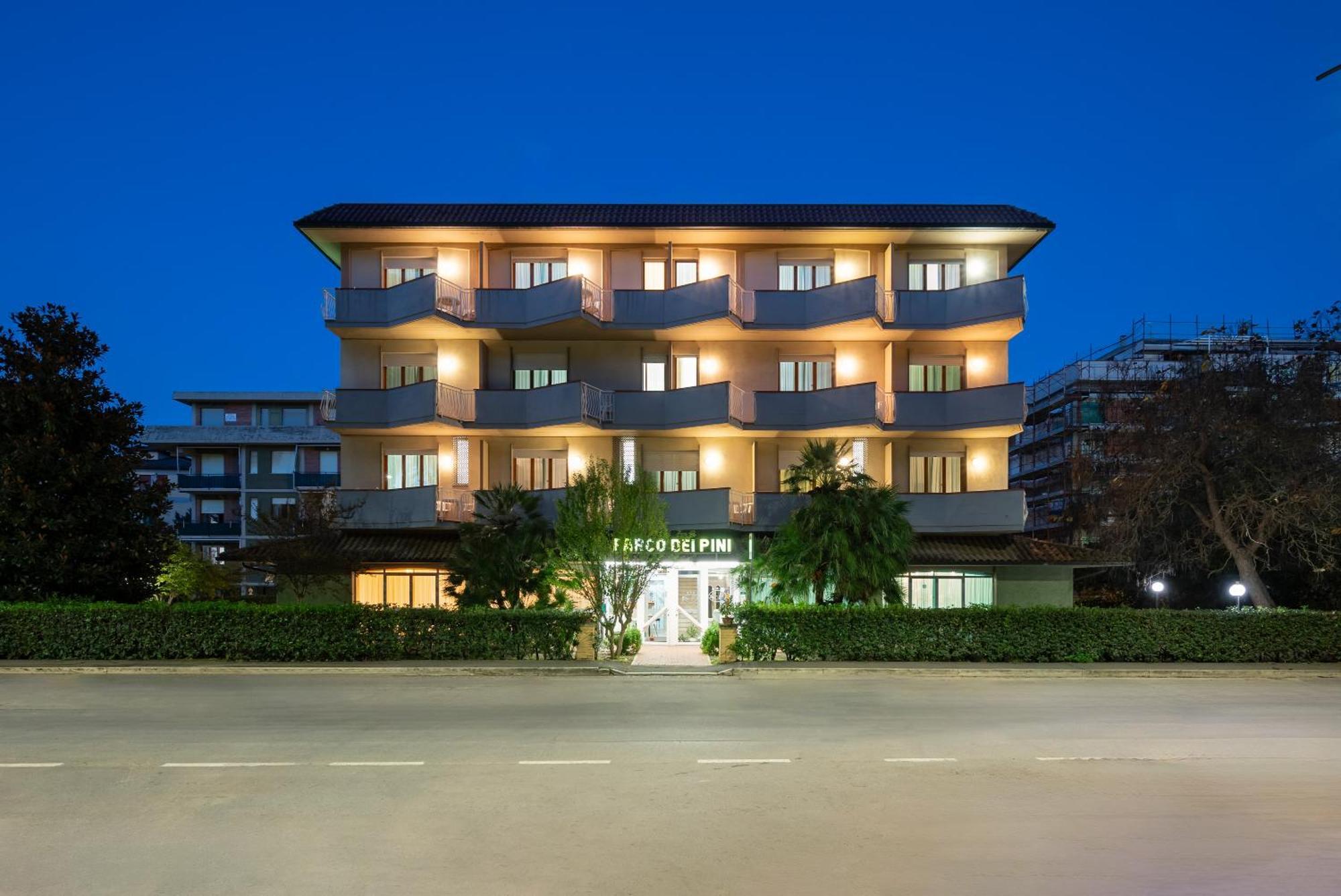 Hotel Parco Dei Pini - 100Mt Dal Mare ฟอลลอนนีกา ภายนอก รูปภาพ