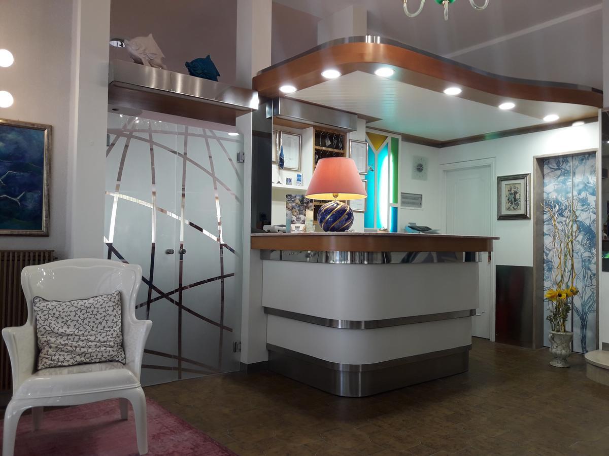 Hotel Parco Dei Pini - 100Mt Dal Mare ฟอลลอนนีกา ภายนอก รูปภาพ